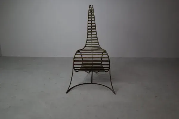 Illustration numéro 2 du produit Ensemble de trois chaises sculpturales en fer