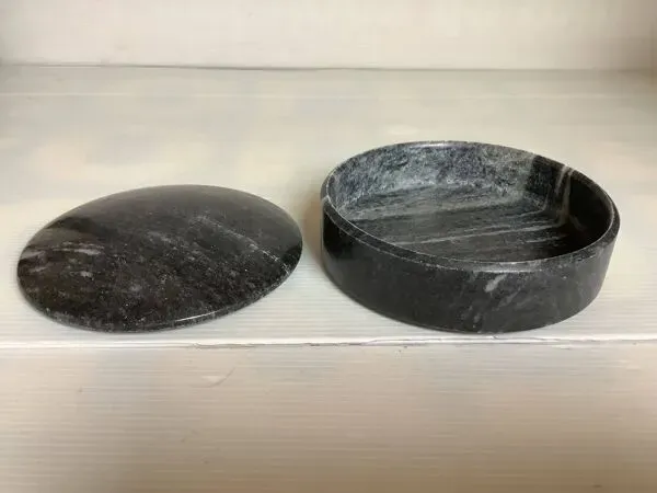 Illustration numéro 2 du produit Vide poche boîte en marbre veiné