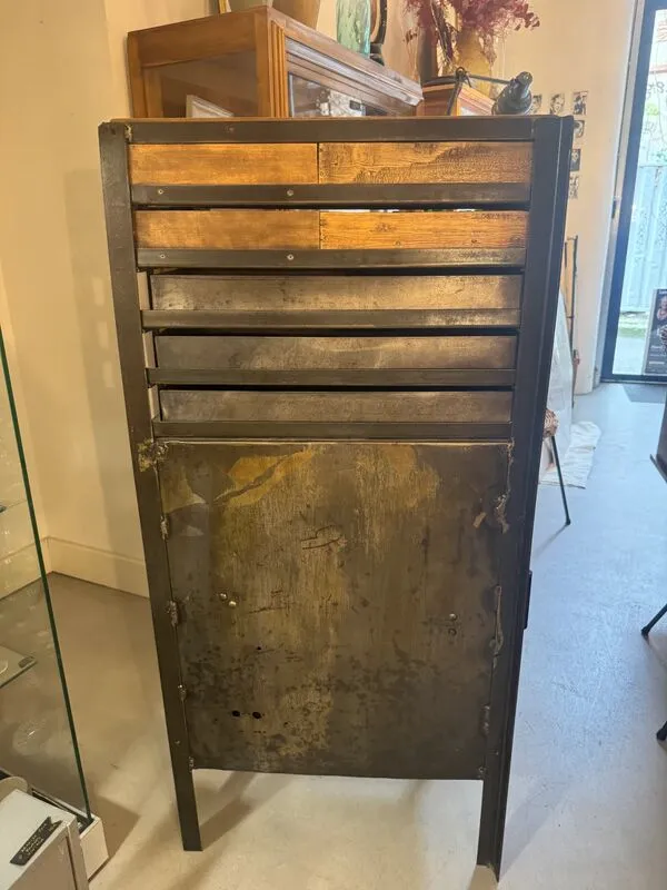 Illustration numéro 2 du produit Meuble industriel fer et bois à tiroirs