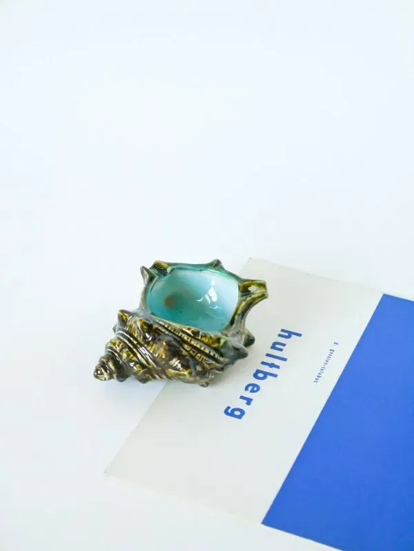 Illustration numéro 2 du produit Vide-poche / cendrier en barbotine modèle ''Coquillage'', 1970