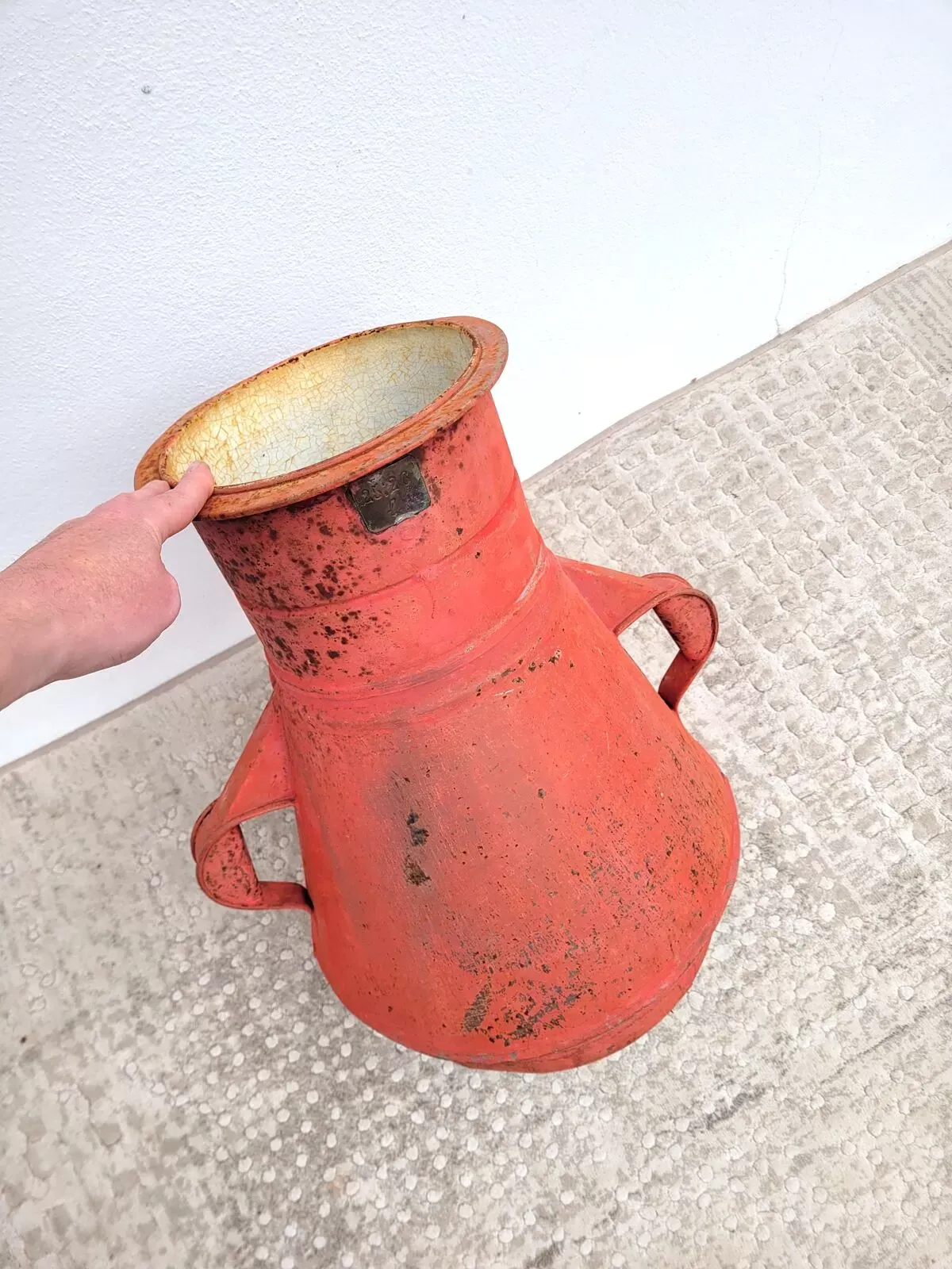 Illustration numéro 2 du produit Grande amphore vase ancien tôle émaillée