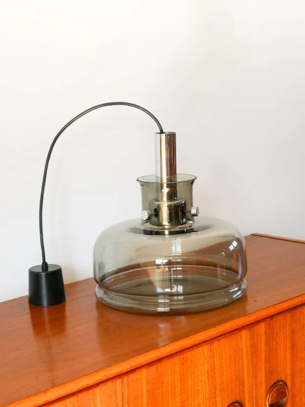 Illustration numéro 2 du produit Suspension en verre fumé et globe, Design, 1970