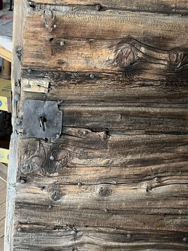 Illustration numéro 2 du produit Ancienne porte cloutée