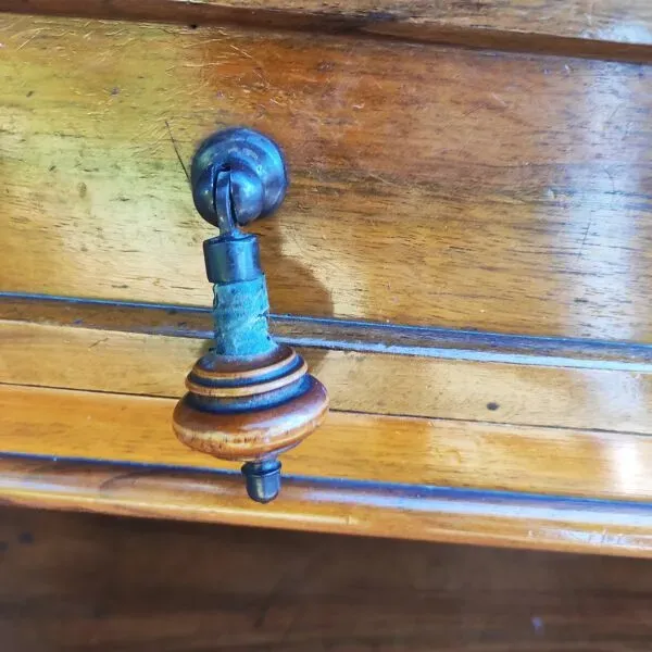 Illustration numéro 2 du produit Desserte console ancienne noyer blond massif