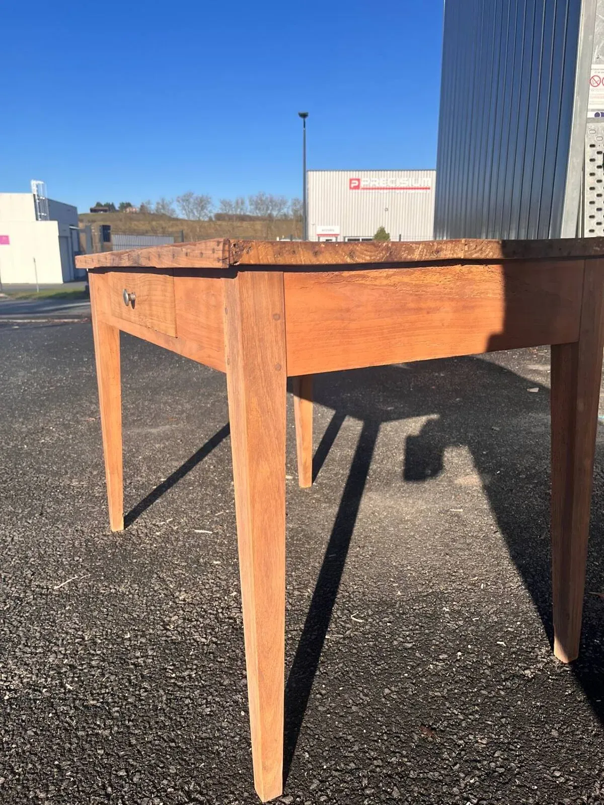 Illustration numéro 2 du produit Table de ferme restaurée