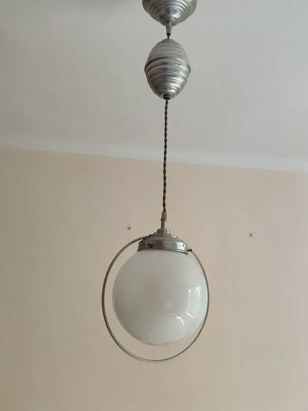 Illustration numéro 2 du produit Suspension monte baisse globe opaline blanche et structure métal