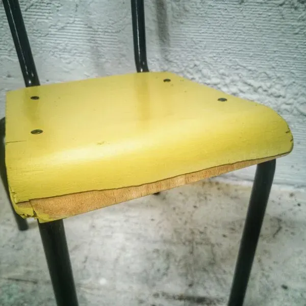 Illustration numéro 2 du produit Chaise d'écolier vintage