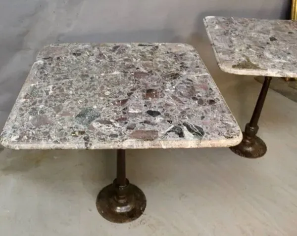 Illustration numéro 2 du produit Paire De Tables De Bistrot Piètement Fonte Dessus Marbre