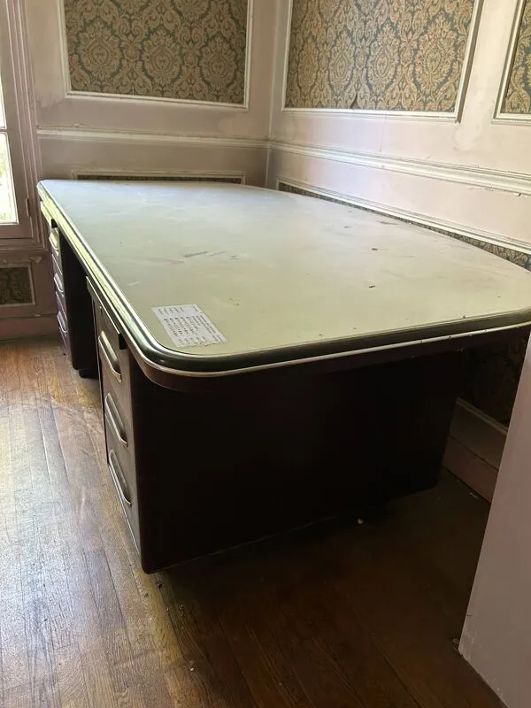 Illustration numéro 2 du produit Grand bureau industriel vintage – métal bordeaux