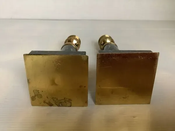 Illustration numéro 2 du produit Paire de bougeoirs colonnes en marbre vert laiton