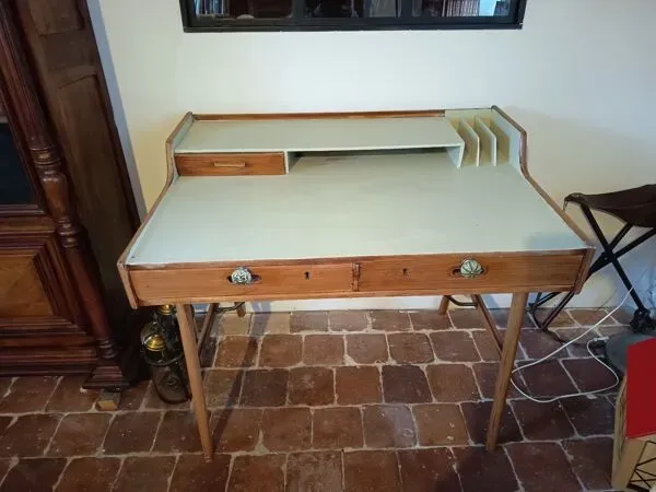 Illustration numéro 2 du produit Bureau