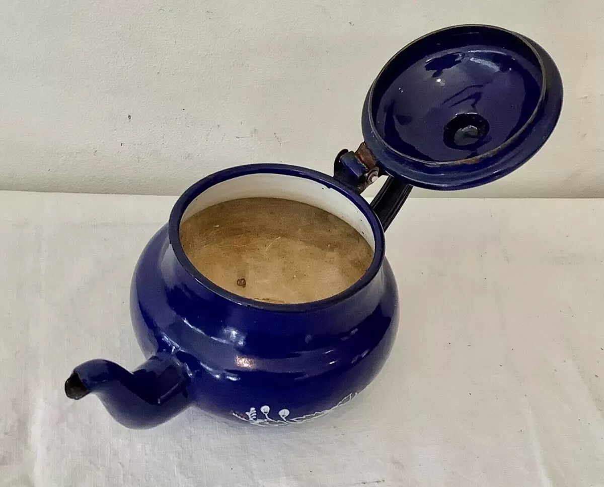 Illustration numéro 2 du produit Théière vintage 1950 en tôle émaillée