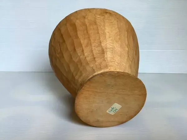 Illustration numéro 2 du produit Vide poche asymétrique en bois sculpté artisanal