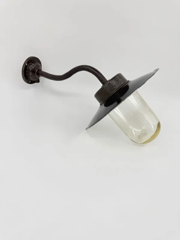Illustration numéro 2 du produit Lampe de cour
