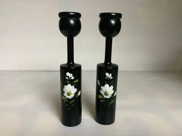 Illustration numéro 2 du produit Paire de bougeoirs en bois peint