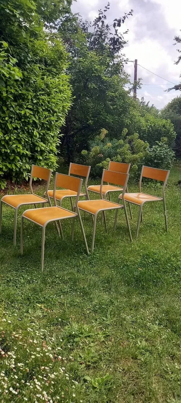 Illustration numéro 2 du produit Lot de 6 chaises d école