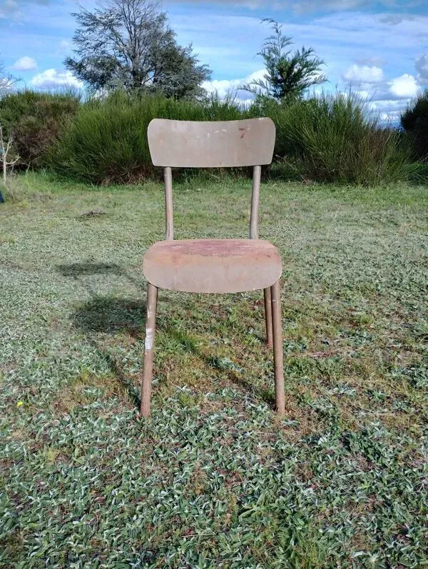 Illustration numéro 2 du produit Chaise acier