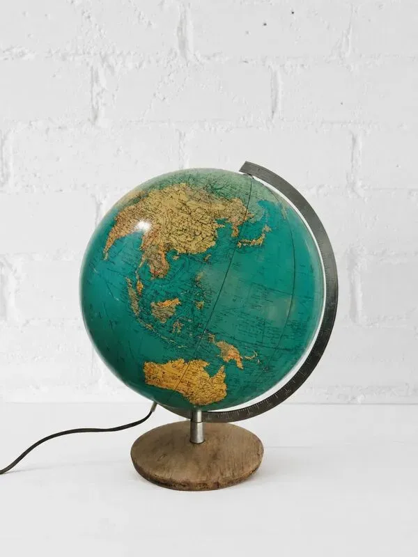 Illustration numéro 2 du produit Globe terrestre vintage lumineux, années 70