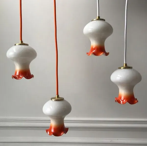 Illustration numéro 2 du produit Paire de suspensions tulipes en opaline orange dégradé fil orange années 70