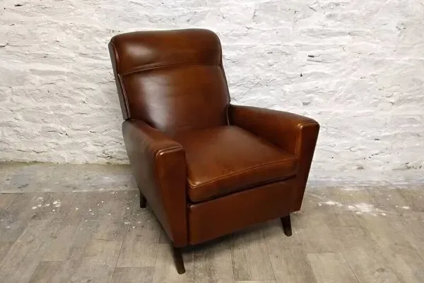Illustration numéro 2 du produit Fauteuil club ancien année 1950 pied compas