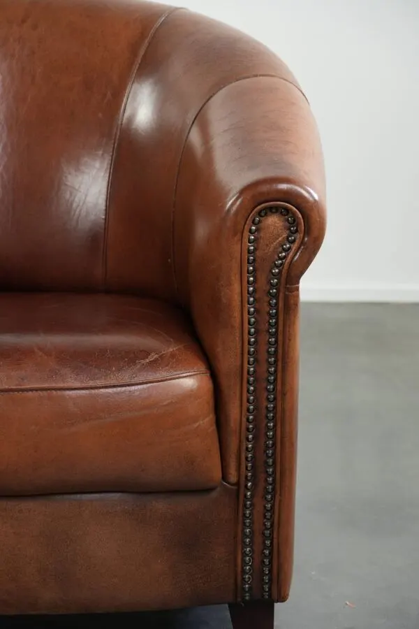 Illustration numéro 2 du produit Fauteuil club en peau de mouton vintage de style anglais avec des couleurs profondes.