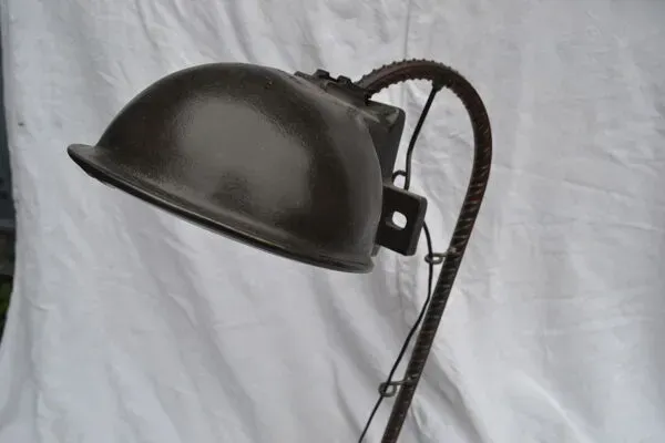 Illustration numéro 2 du produit Lampe sur pied - de bureau