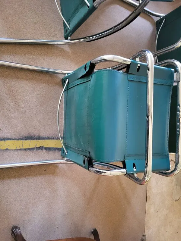 Illustration numéro 2 du produit 4 fauteuils italiens vintage en cuir vert et métal chromé