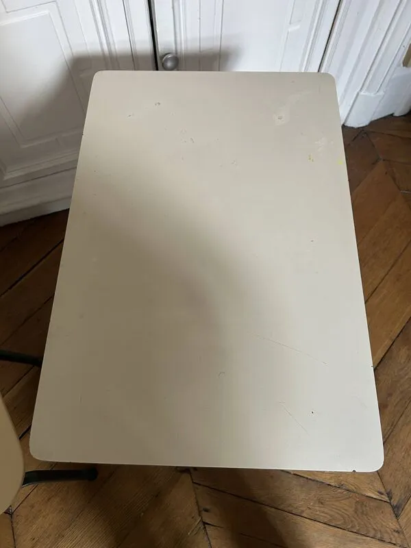 Illustration numéro 2 du produit Pupitre d'écolier et sa chaise