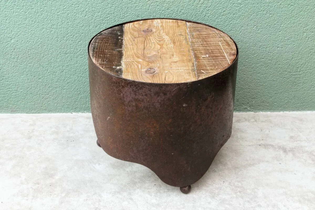 Illustration numéro 2 du produit Table basse industrielle en acier et bois patiné