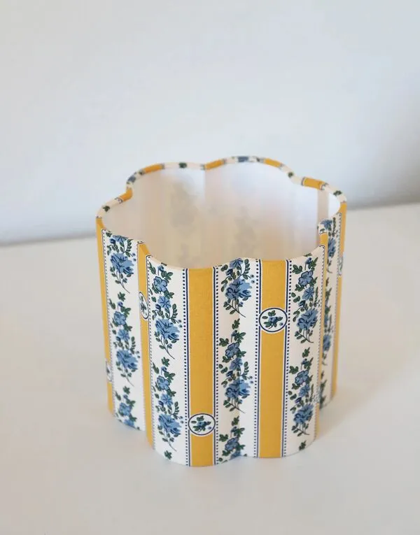 Illustration numéro 2 du produit Lampe à poser pied en bois tourné années 50 et abat-jour imprimé