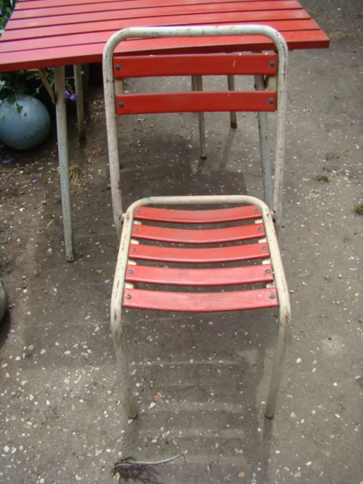 Illustration numéro 2 du produit Table de jardin et deux chaises toile vintage 50/60