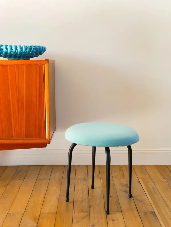 Illustration numéro 2 du produit Tabouret en fer noir et laine bouillie, bleu turquoise, 1960