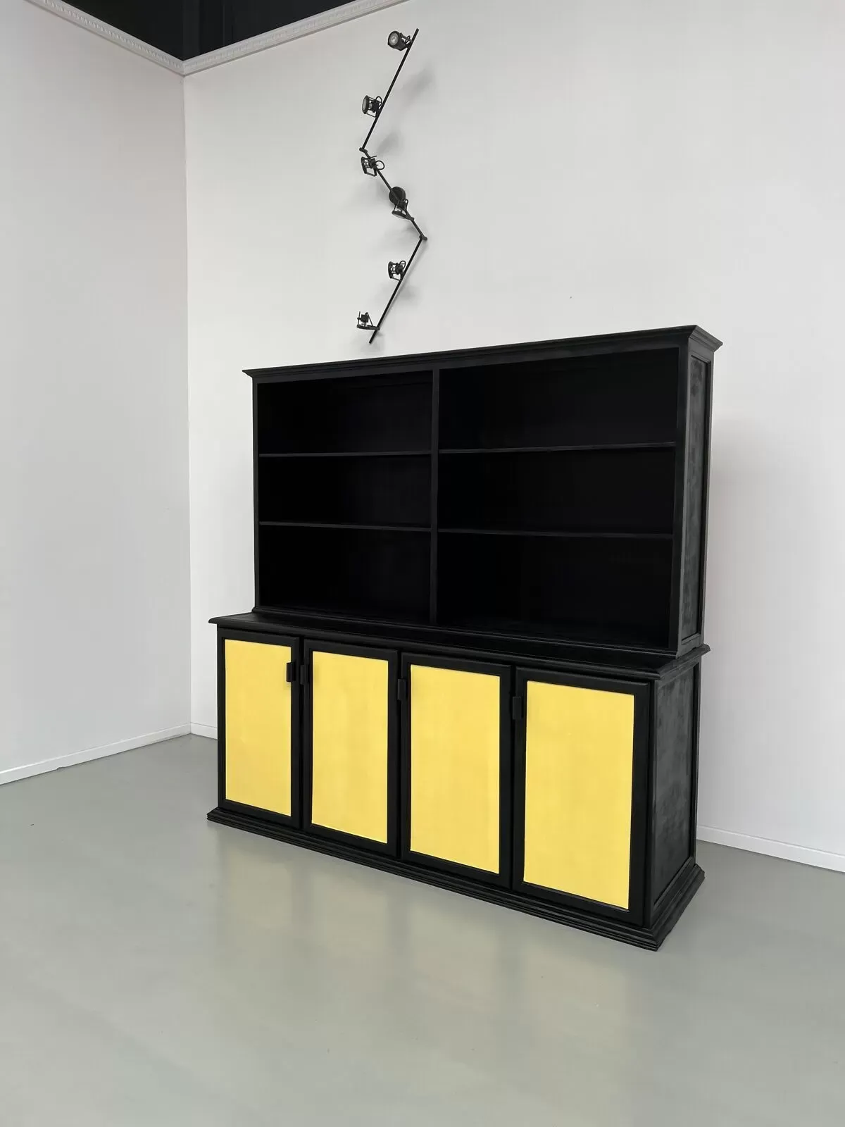 Illustration numéro 2 du produit Buffet 2 corps, format XXL, ancien meuble d'école en bois