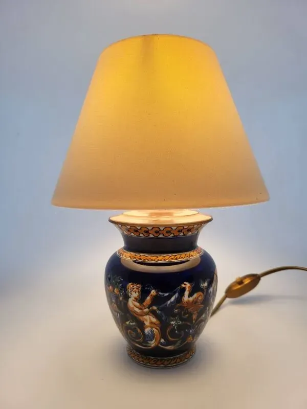Illustration numéro 2 du produit Lampe de table faïence de Gien décor Renaissance fond bleu