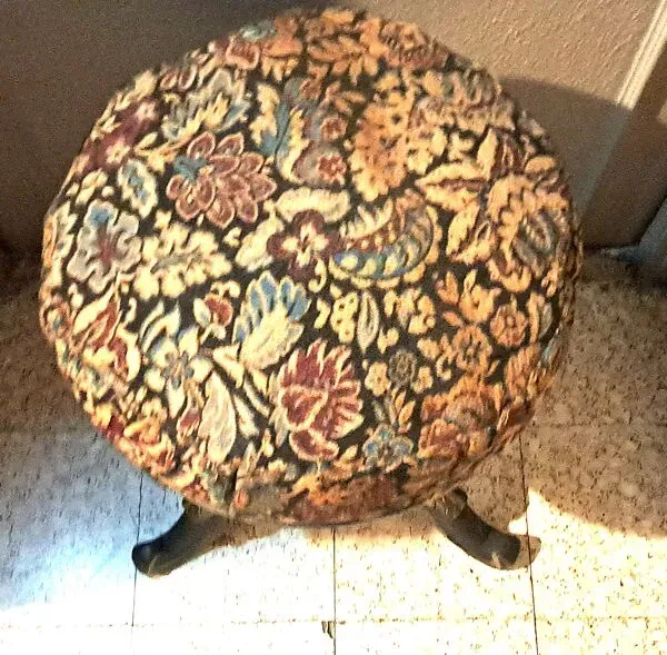 Illustration numéro 2 du produit Tabouret Piano Victorien bois patiné Tissu Tapissier XIX France