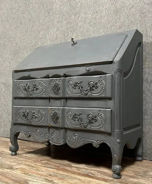 Illustration numéro 2 du produit Commode scriban balbée de style Louis XV en bois laqué