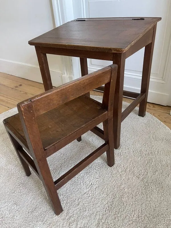 Illustration numéro 2 du produit Pupitre et chaise d’écolier années 40/50