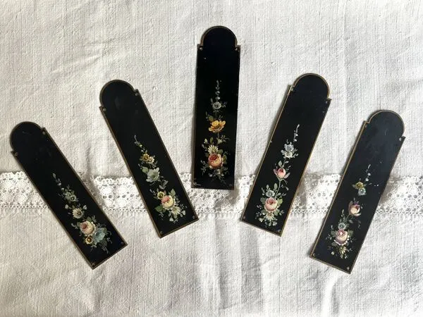 Illustration numéro 2 du produit Plaques de propreté Napoléon III en tôle peinte, décor floral