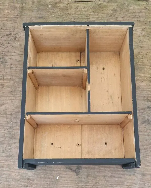 Illustration numéro 2 du produit Étagère sur pieds