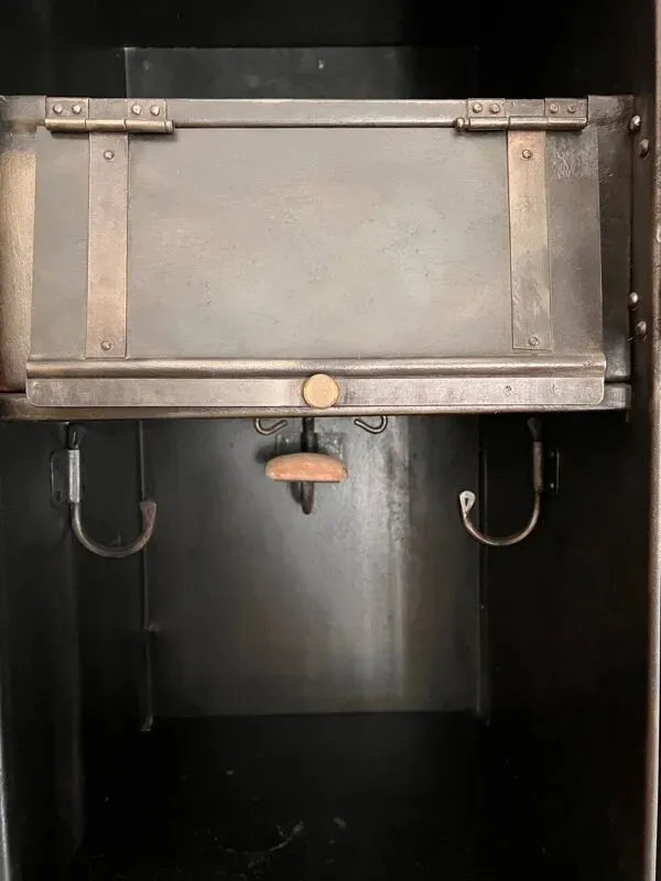 Illustration numéro 2 du produit Vestiaire industriel double porte (vers 1920)