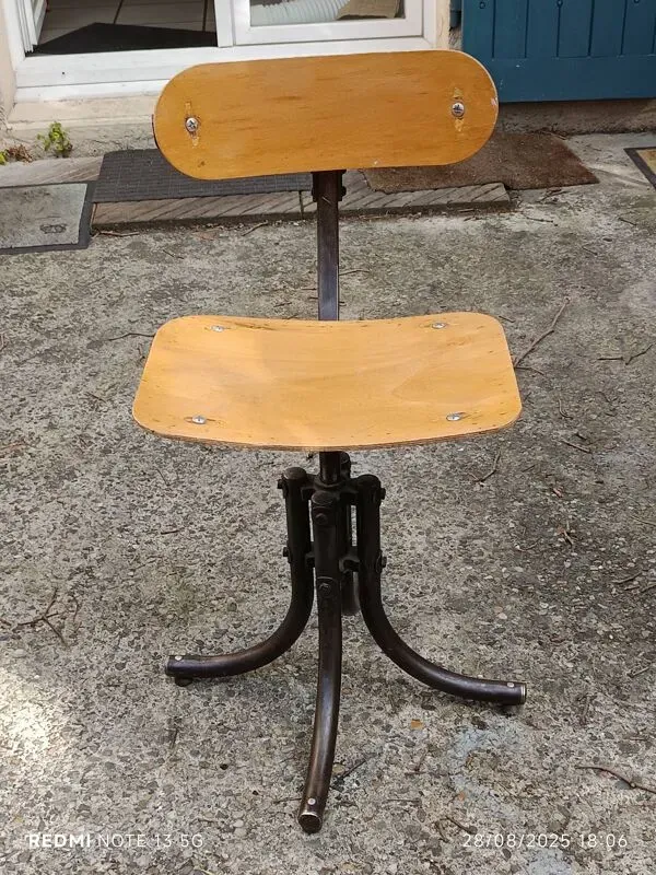 Illustration numéro 2 du produit Chaise d'atelier de la marque Biénaise 1948