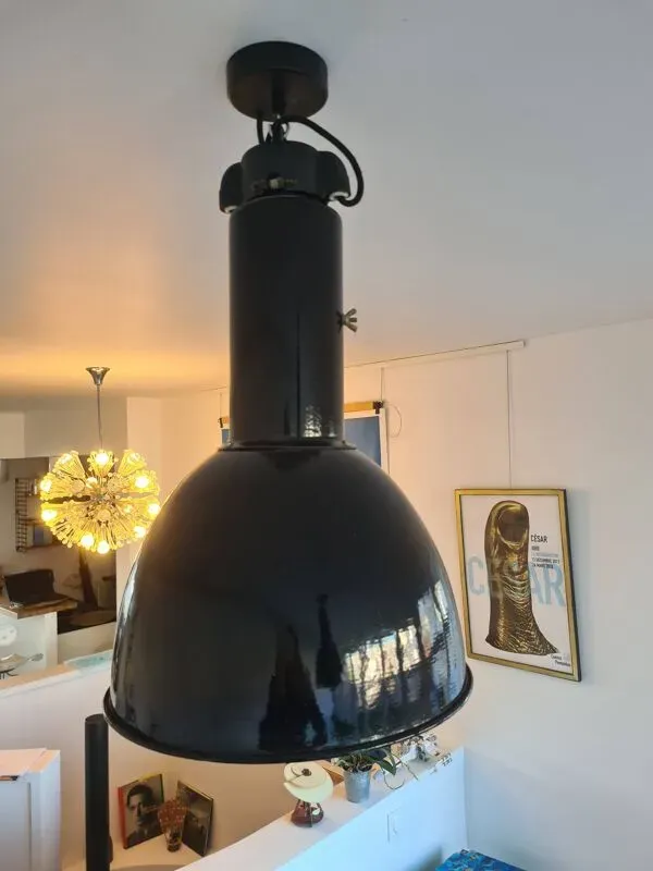 Illustration numéro 2 du produit Lampe indutrielle noire tchécoslovaque des années 40/50 dite Bauhausde