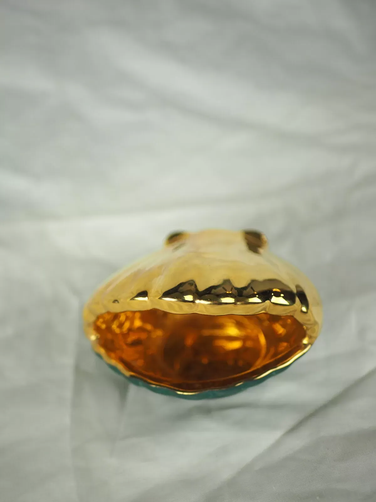 Illustration numéro 2 du produit Vide-poche porcelaine en forme de coquille Saint-Jacques dorée à fond vert canard des années 50/60