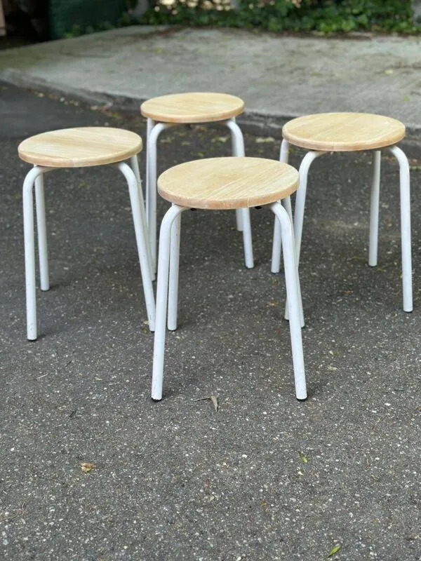 Illustration numéro 2 du produit 4 tabourets en bois massif rénové et acier blanc