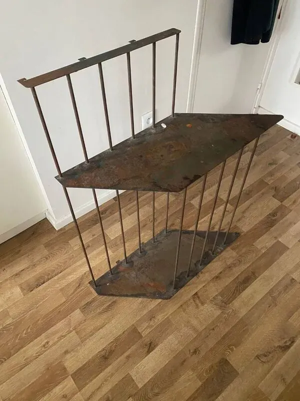 Illustration numéro 2 du produit Console brutaliste acier