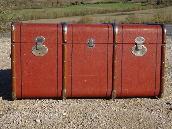 Illustration numéro 2 du produit Ancienne malle cabine