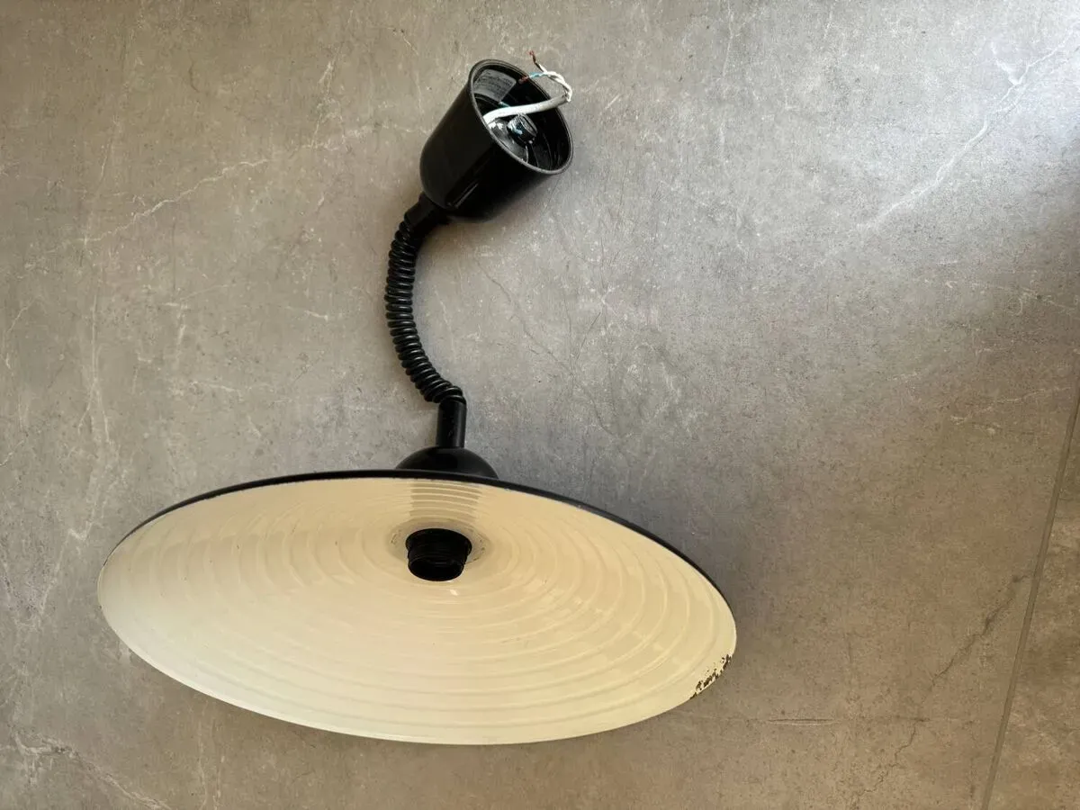 Illustration numéro 2 du produit Paire de suspensions en métal noir fabriquée en Belgique