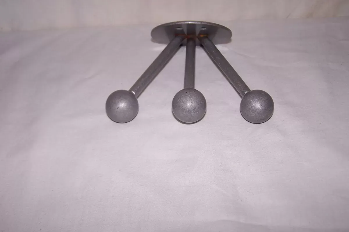 Illustration numéro 2 du produit Porte-manteau industriel  années 50