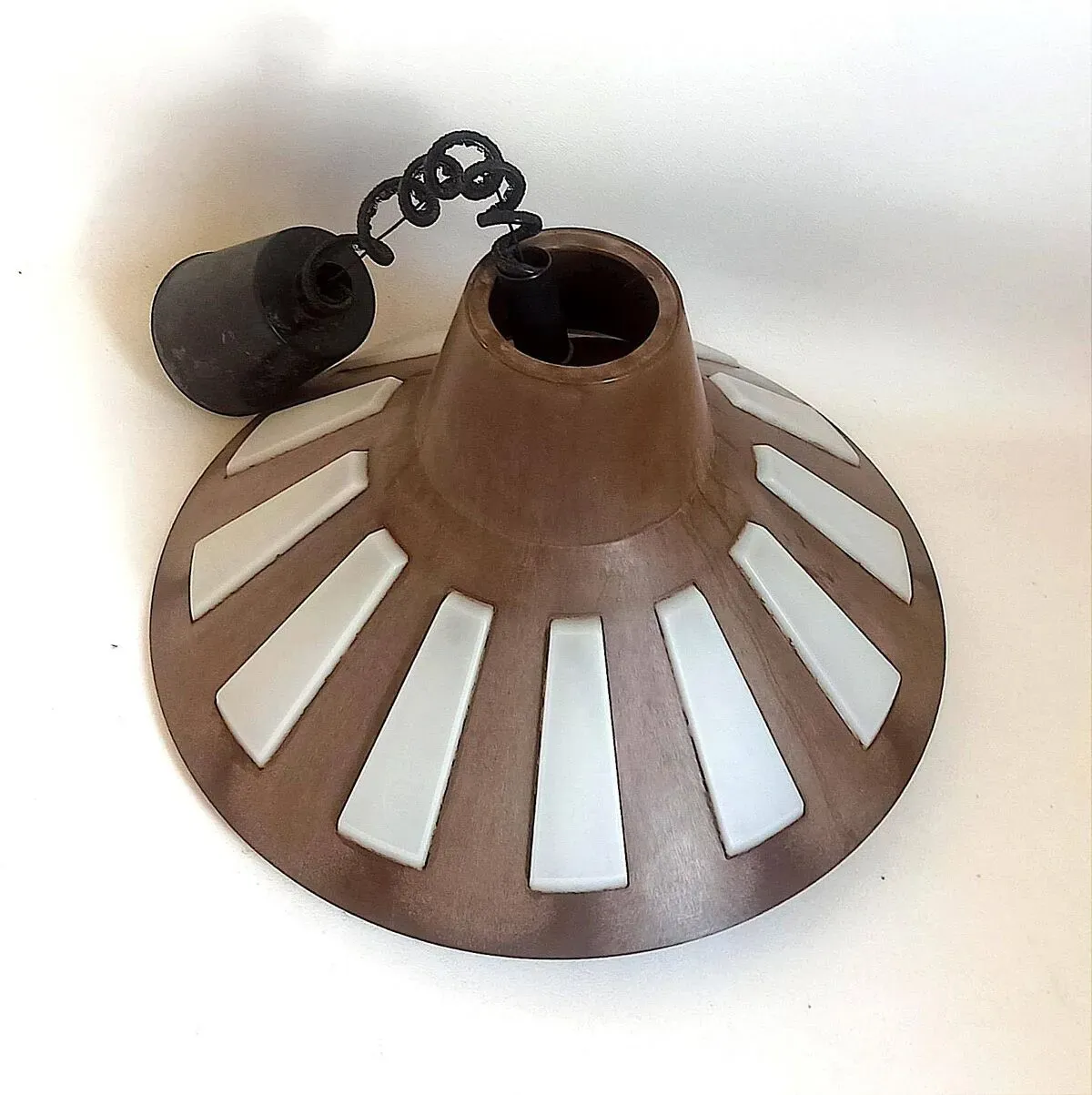 Illustration numéro 2 du produit Lustre suspension monte et baisse bakelite Années 70 Diamètre 40 cm