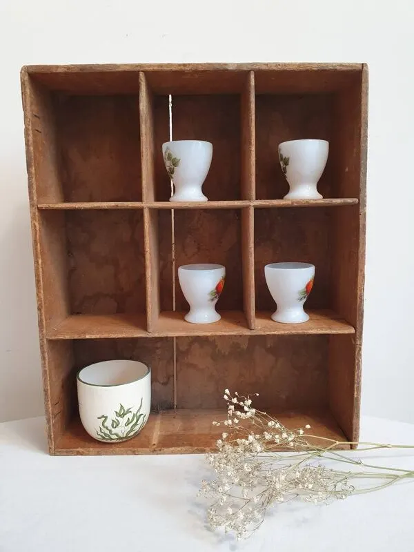 Illustration numéro 2 du produit Ancien casier en bois / présentoir artisanal